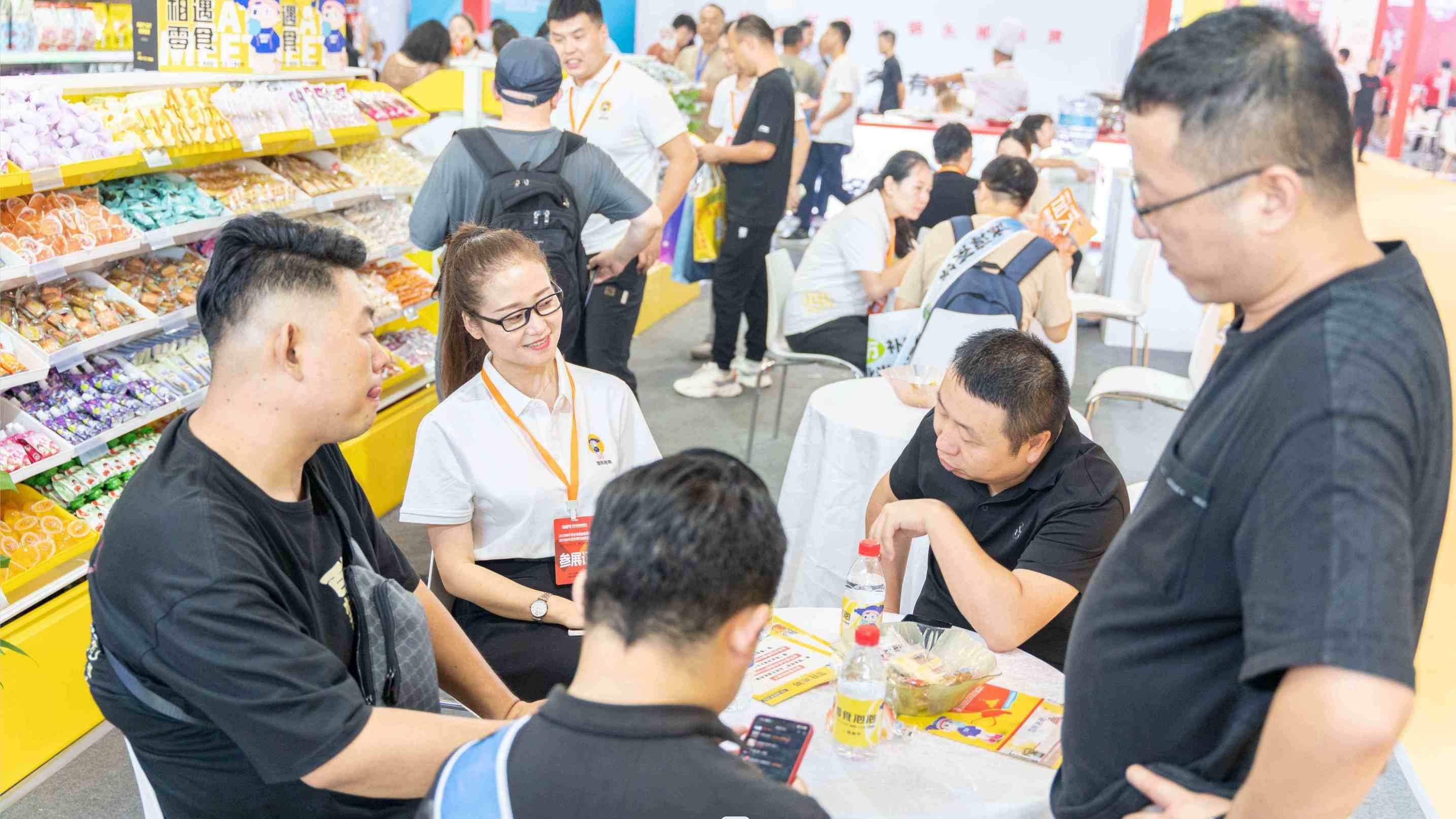 西安餐饮加盟展会现场观众咨询创业项目