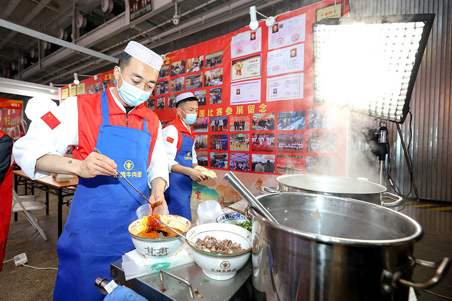 兰州汇峰牛肉面现场制作，创业者赞不绝口