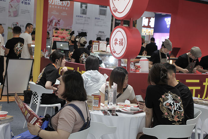 这个餐饮品牌靠“翻牌”竟然做到了单月200W流水，“翻牌”的魔力是什么？