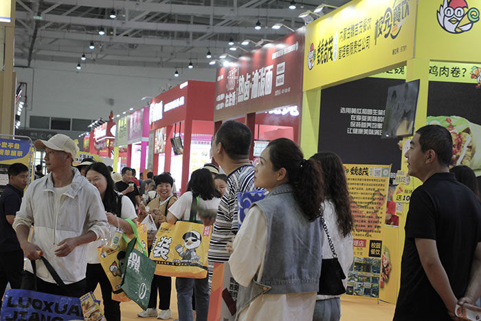 山西太原创业者们熙熙攘攘涌入BRFE餐饮加盟展会现场