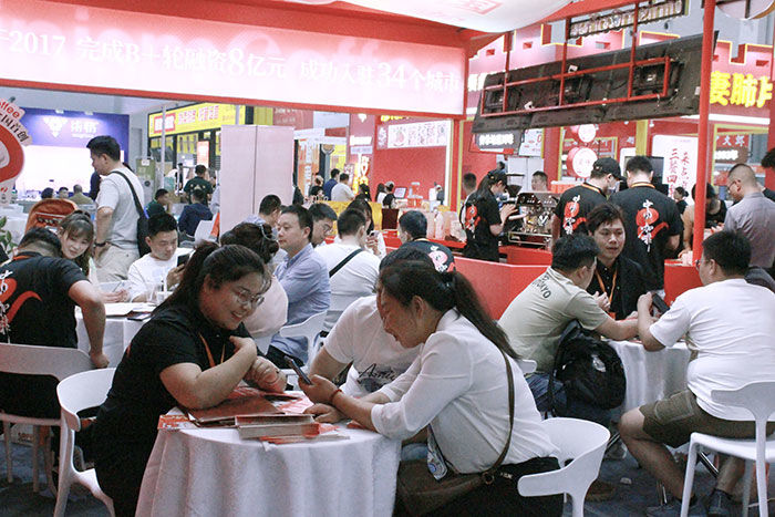 太原投资者现场考察餐饮连锁加盟展会餐饮创业项目